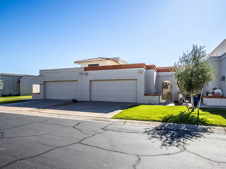 7631 E Sandalwood Dr — Photo 2