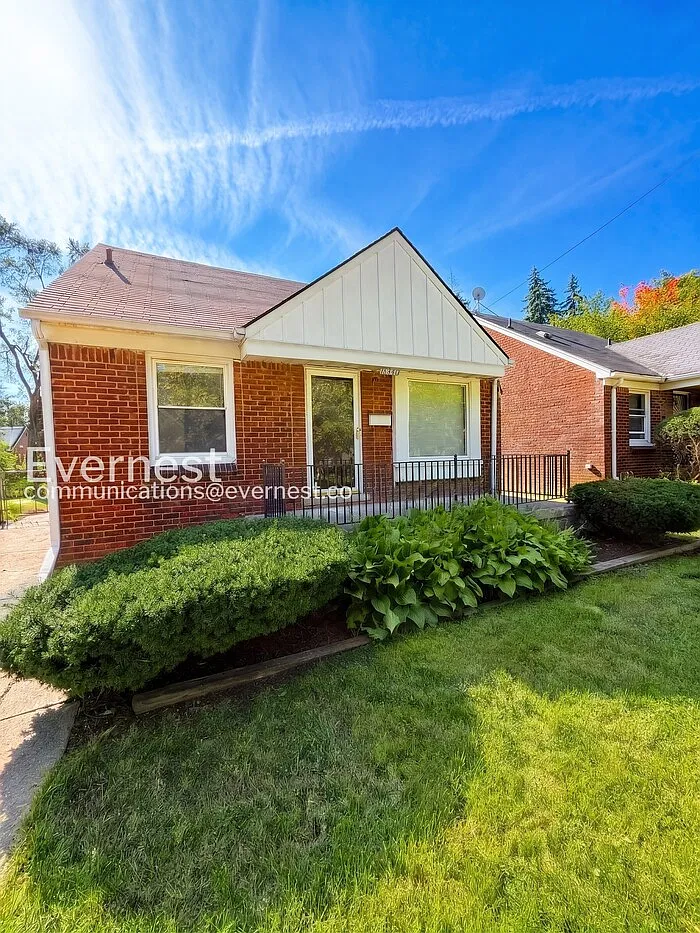 3 bed, 1.0 bath, 950 sqft, $1,300 — Photo 1