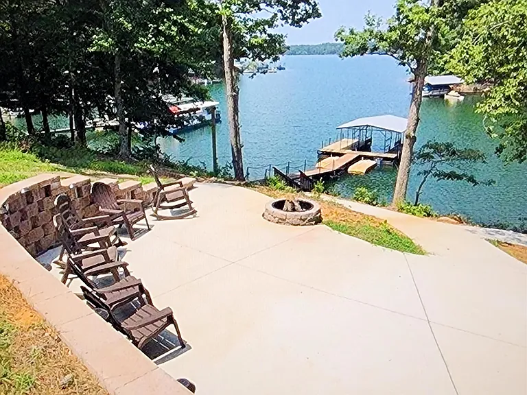 320 Lake Forest Cir — Photo 1