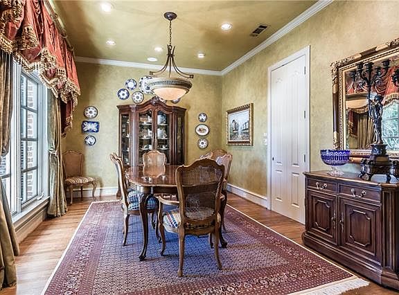 4th image of 5567 Fairfax Dr