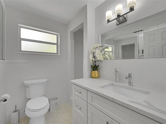5th image of 810 SW 12th Ct