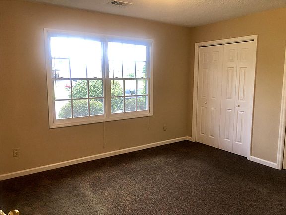 3rd image of 111 Greenbriar Ln #1