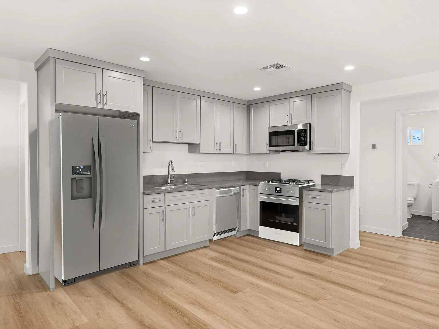 4 bed, 1302 sqft, $3,395 — Photo 3
