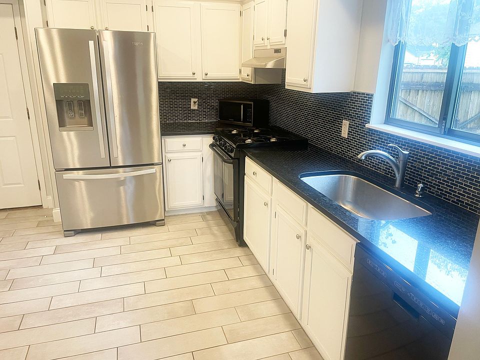 1st image of 203 Longleaf Ct