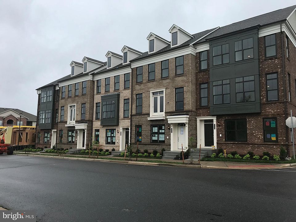 1st image of 43219 Clarendon Sq