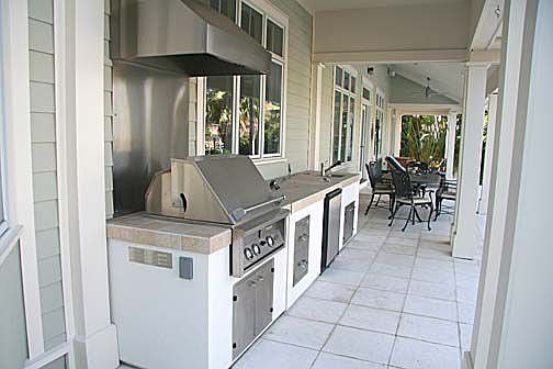 Lanai & outdoor kitchen