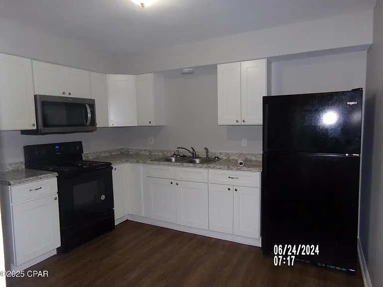 3921 E 10th St — Photo 3