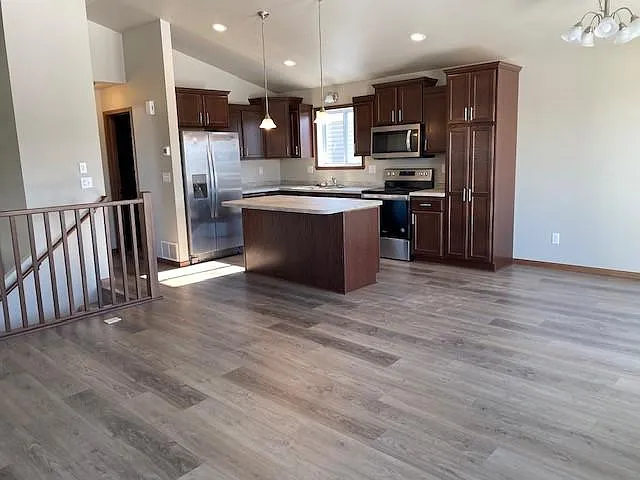 2064 12th St W