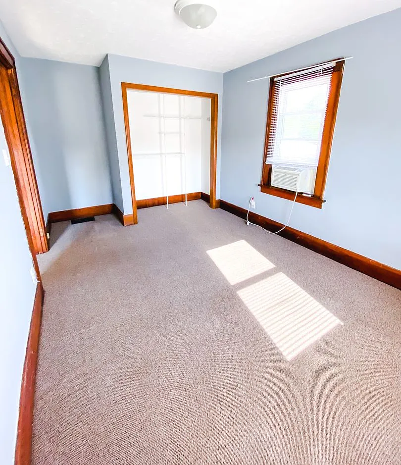 933 Robinson St — Photo 3