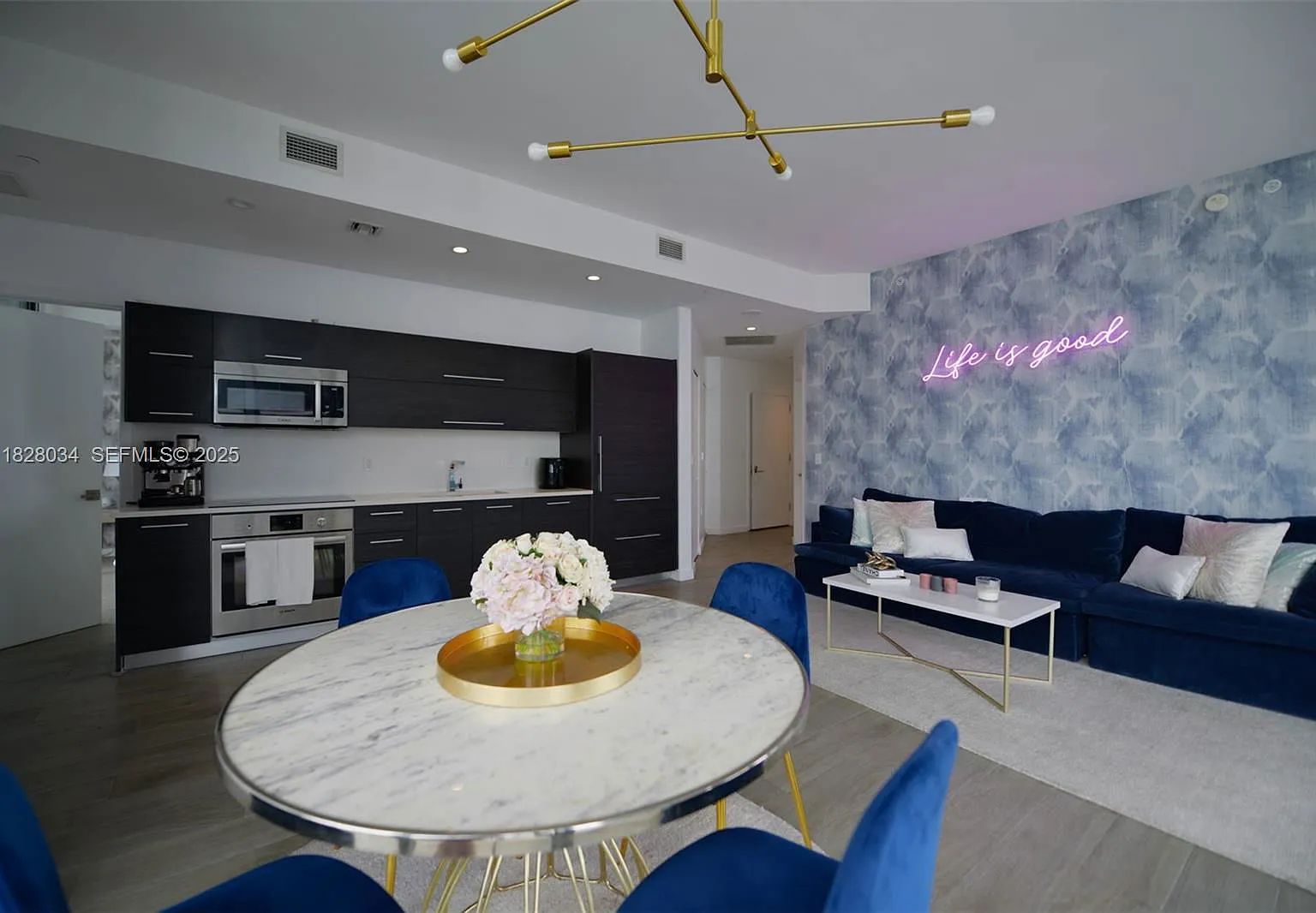 3 bed, 3.0 bath, 1238 sqft, $6,900 — Photo 3