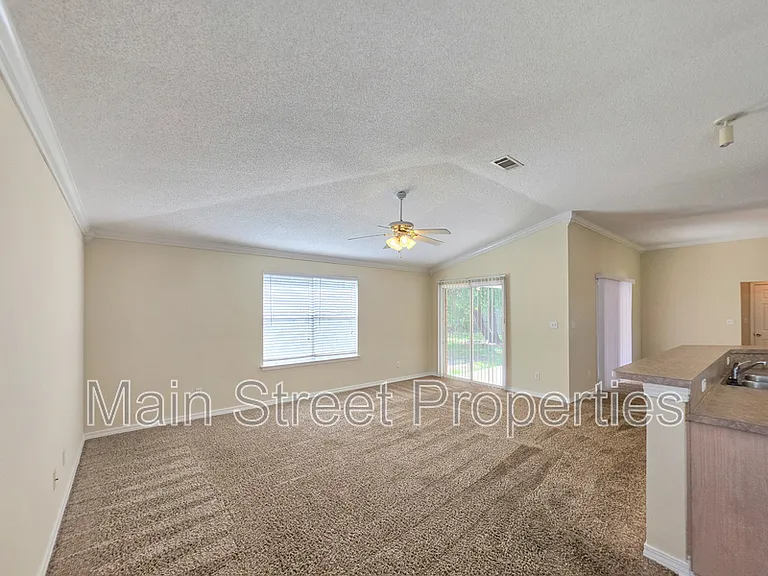 1057 Freeboard Blvd — Photo 5