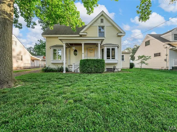 135 Oak Tree Dr, Saint Louis, MO 63119