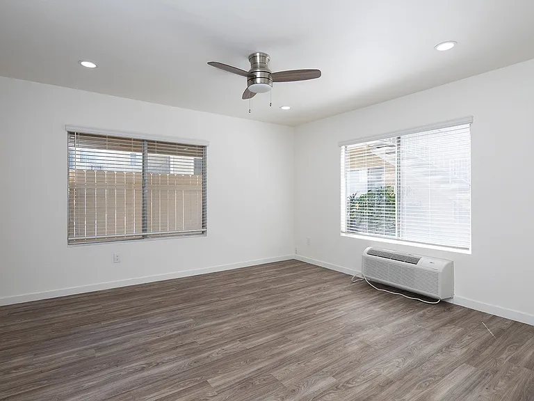 Four Winds Apartments — Photo 2