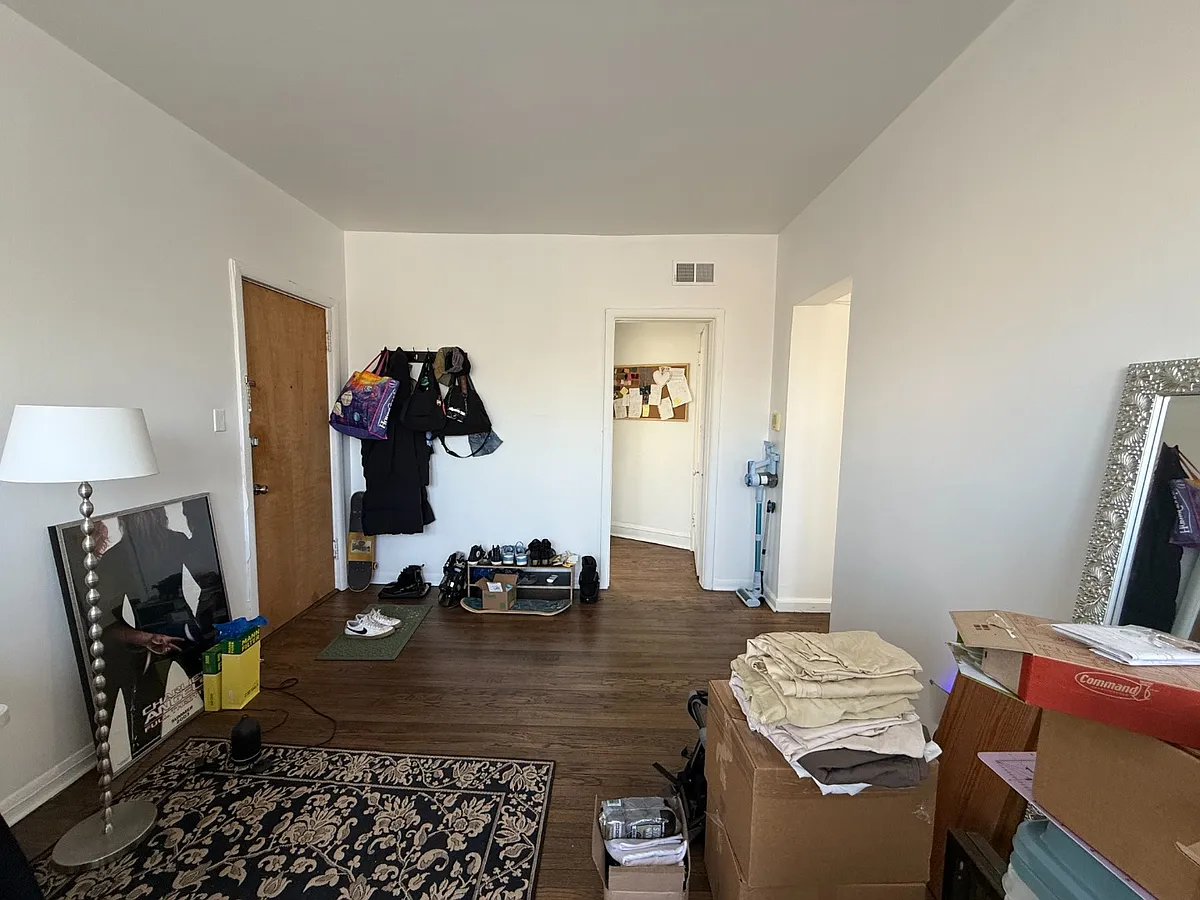 Building Photo - 7529 N Rogers Ave #3