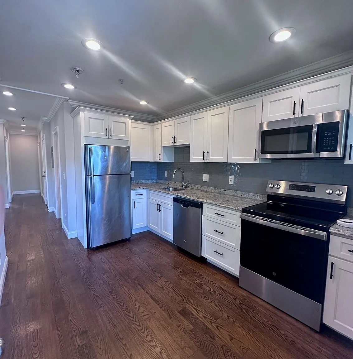 3 bed, 900 sqft, $2,800 — Photo 3