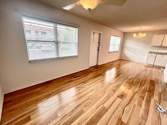 3rd image of 923 22nd Pl APT 104