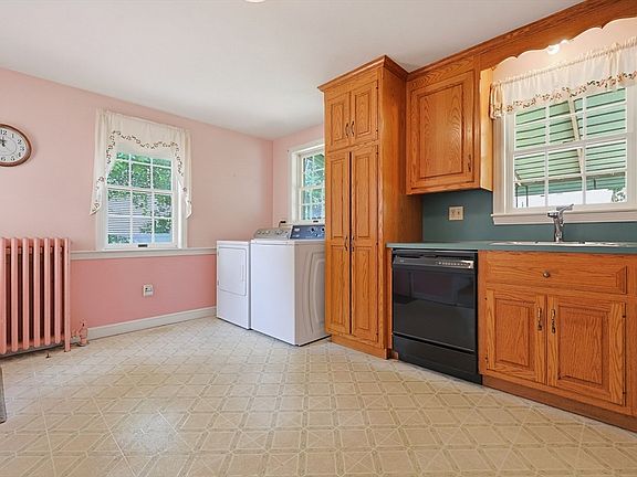 5th image of 98 Pleasant St