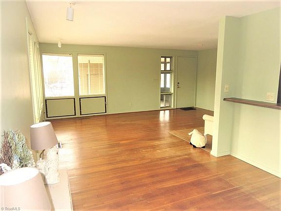 5th image of 2200 W Friendly Ave