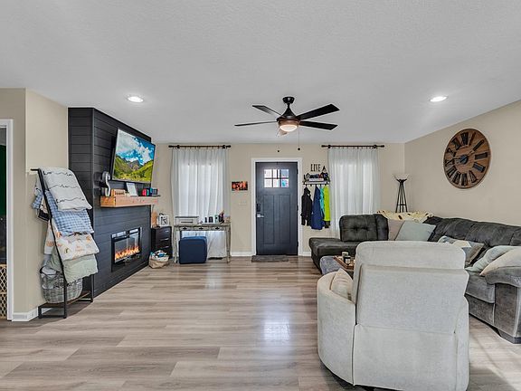 4th image of 1223 N Quail Hollow Cir