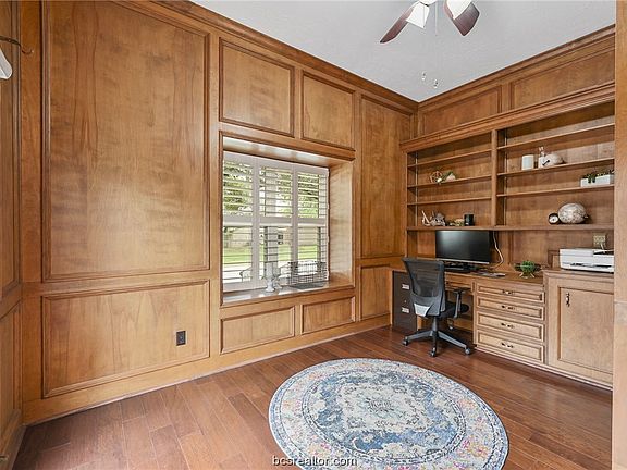 5th image of 1211 Brook Hollow Dr