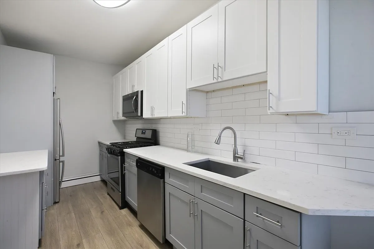3 bed, 1.0 bath, 935 sqft, $2,395 — Photo 2
