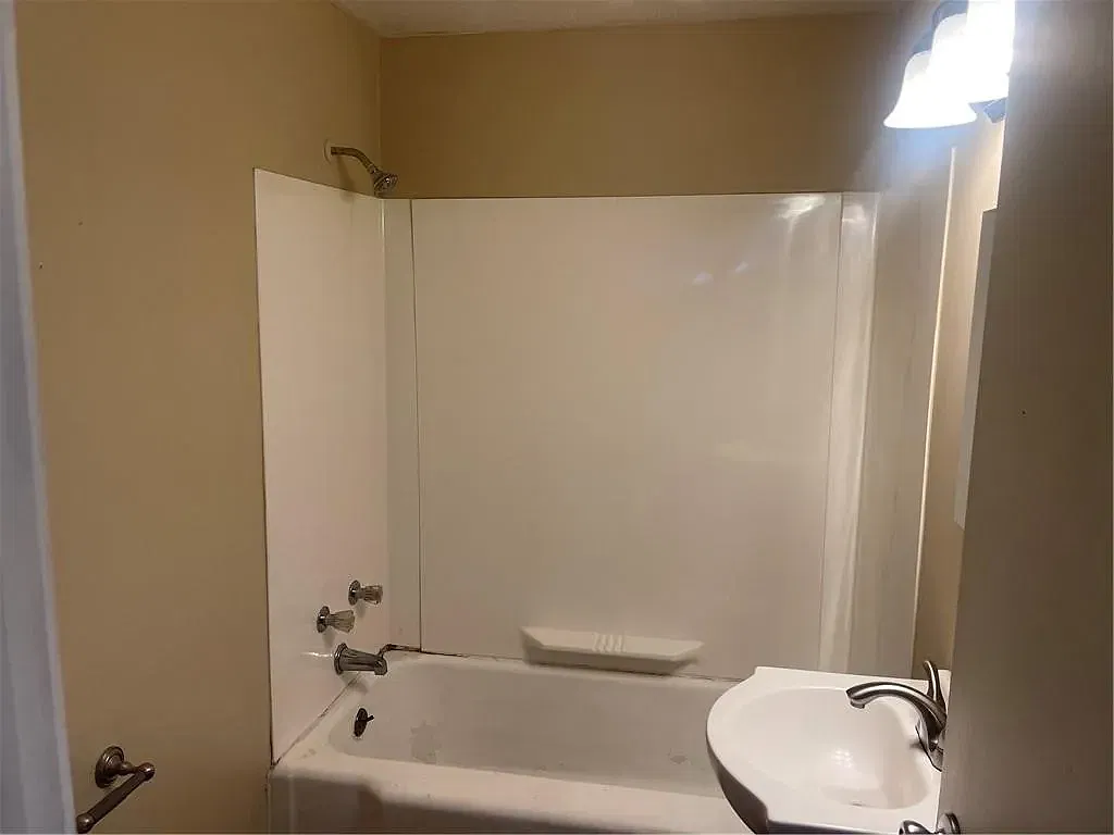 2 bed, 784 sqft, $950 — Photo 2