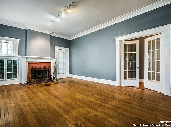 4th image of 1026 W Magnolia Ave