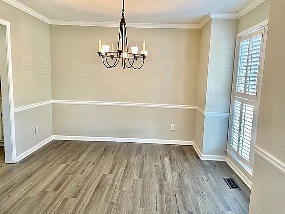 3rd image of 405 Middle Valley Ln