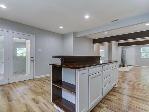 5th image of 2318 Patrick Ave