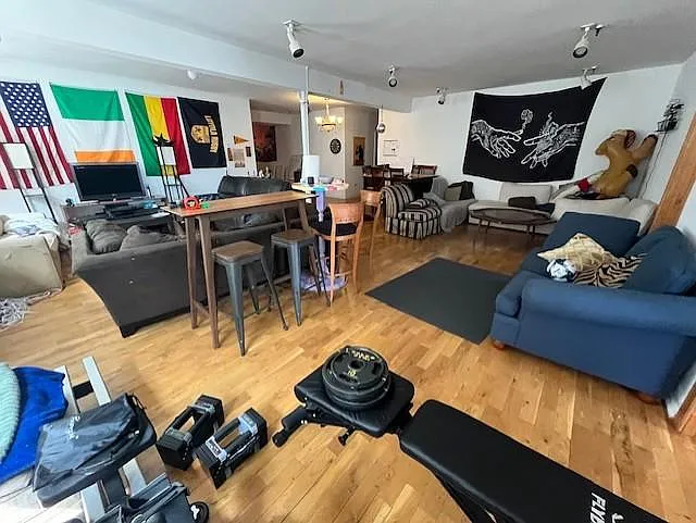 5 bed, 2500 sqft, $4,900 — Photo 3