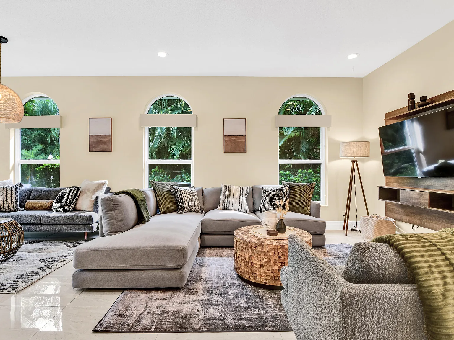 5 bed, 2.5 bath, 2920 sqft, $8,500 — Photo 4