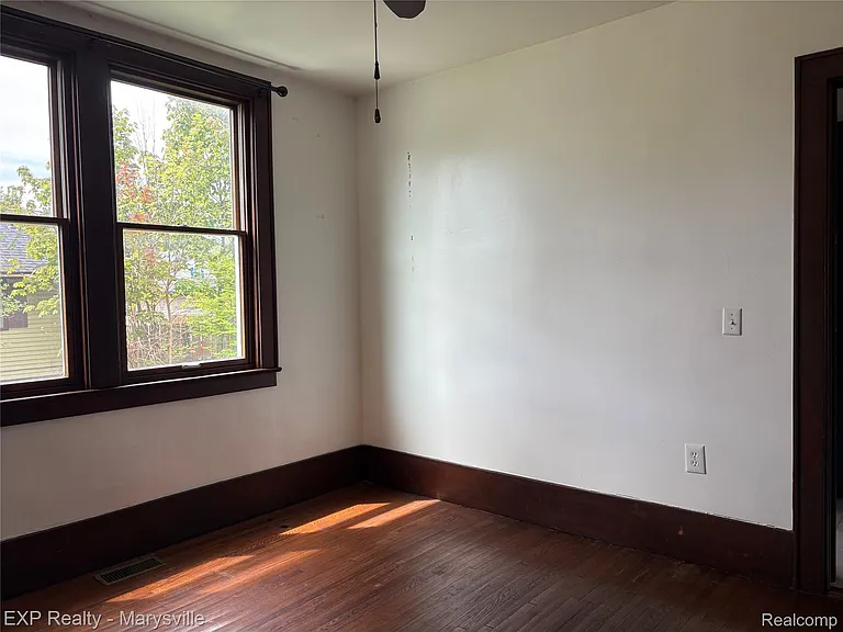 504 Clinton Ave — Photo 10