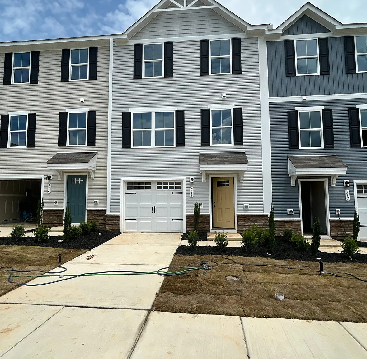 3 bed, 2.5 bath, 1300 sqft, $1,800 — Photo 1