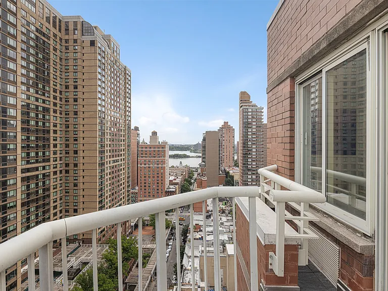 206 E 95th St #PENTHOUSE — Photo 6