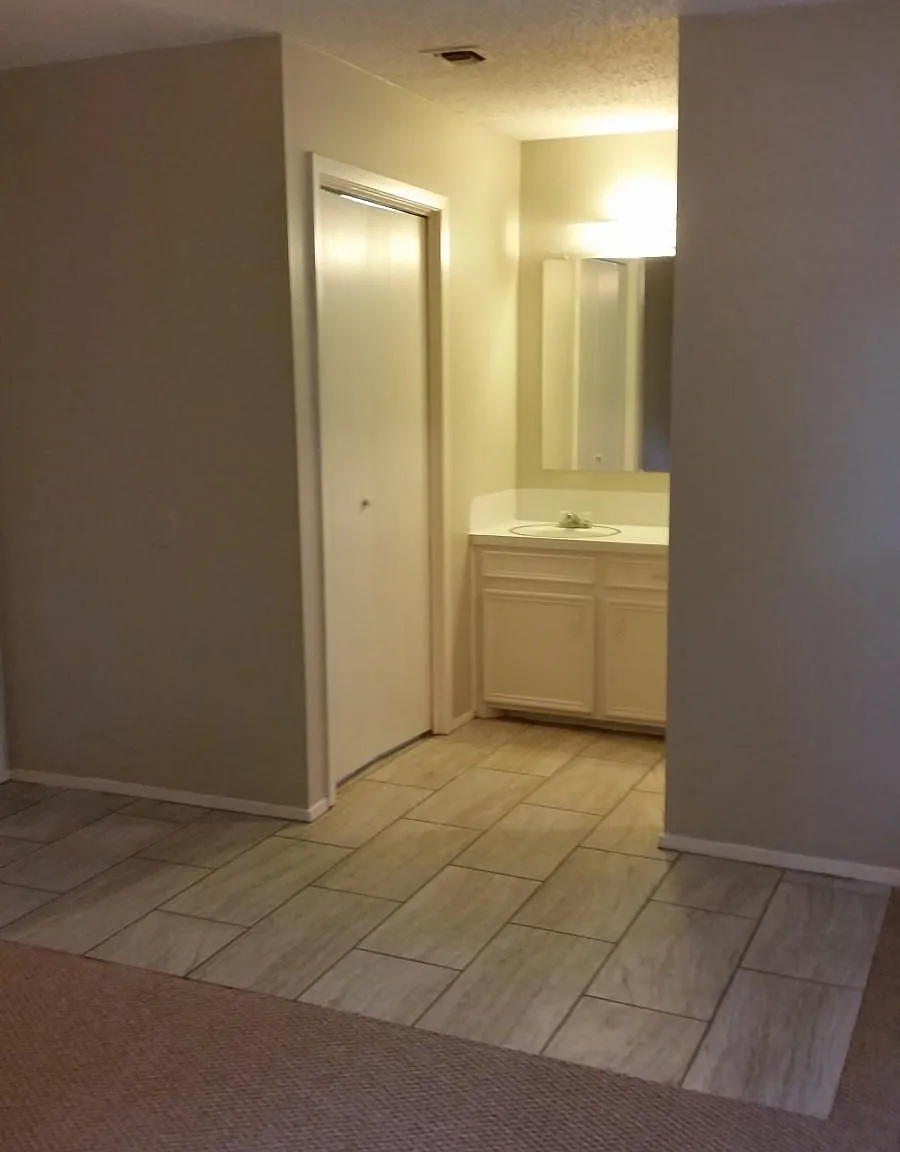 2 bed, 1000 sqft, $1,699 — Photo 4