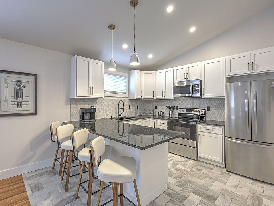 1st image of 2711 Glenoaks Dr