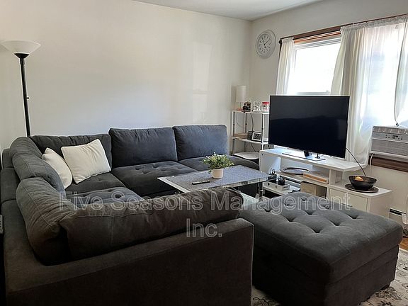 3rd image of 358-360 N Winooski Ave #1