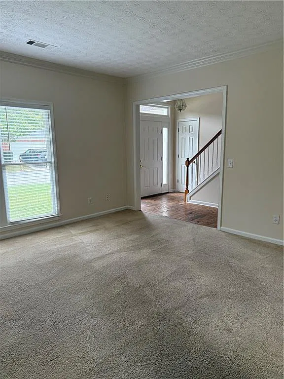 4 bed, 2.5 bath, 2324 sqft, $2,200 — Photo 2