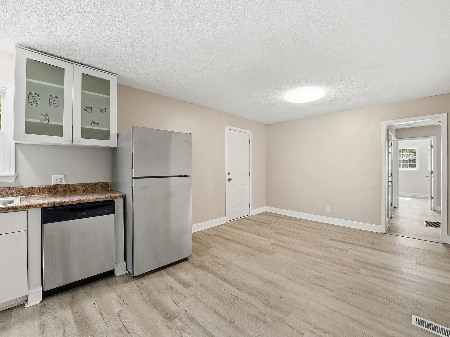 4 bed, 1400 sqft, $1,400 — Photo 3