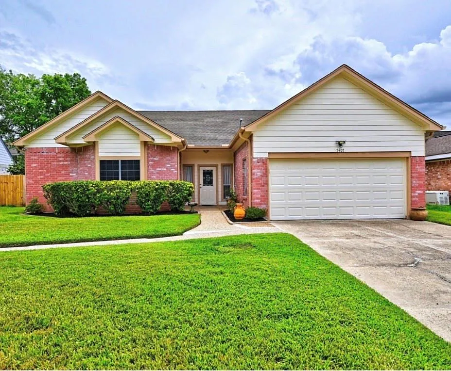 3 bed, 2.0 bath, 1696 sqft, $1,999 — Photo 1