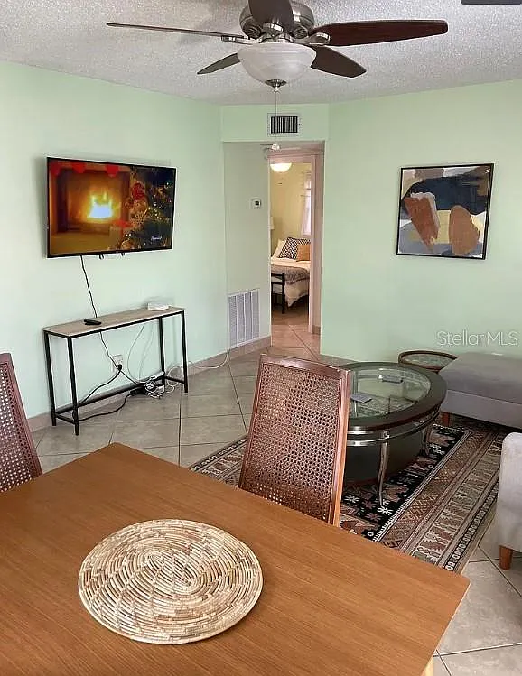2 bed, 1.0 bath, 852 sqft, $2,000 — Photo 3