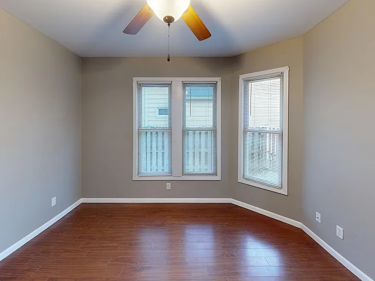 337 W Chamberlin St — Photo 2