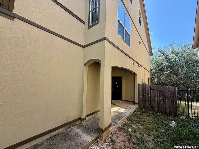 3 bed, 2.5 bath, 2322 sqft, $2,700 — Photo 3