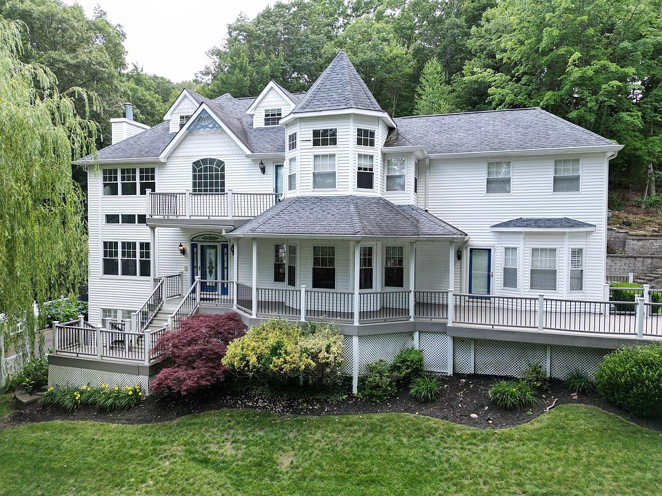 1st image of 21 Beach Plum Dr