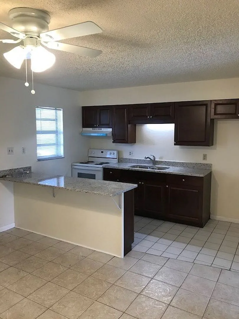 1/1 Efficiency Apartment W/ Lake View And Water/Electric Included! Furnishings Available! — Photo 4