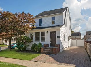 92 Dartmouth St, Williston Park, NY 11596