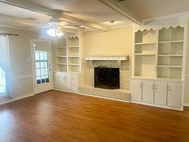 203 Cypress Dr — Photo 3