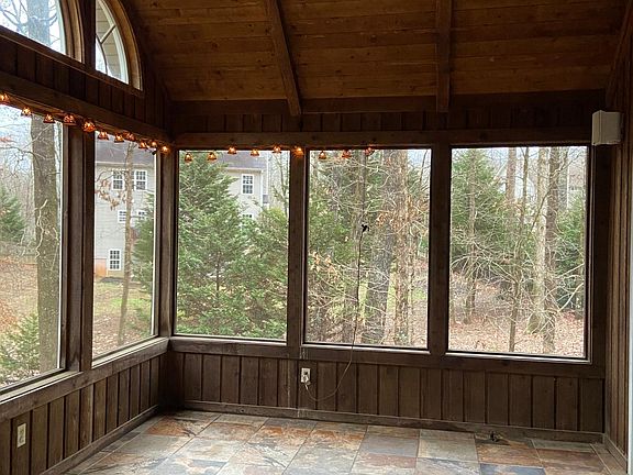 4th image of 1070 Fieldstone Dr