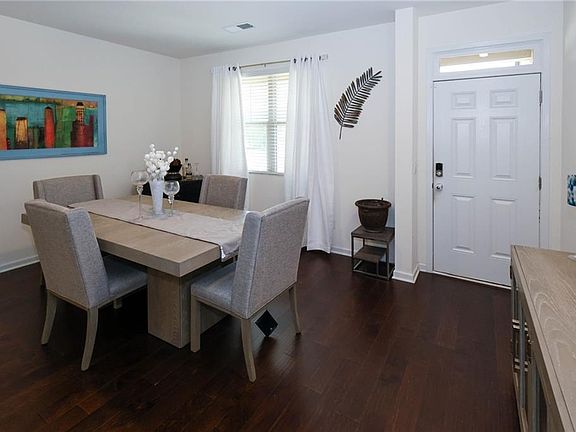 4th image of 931 Avenida Way