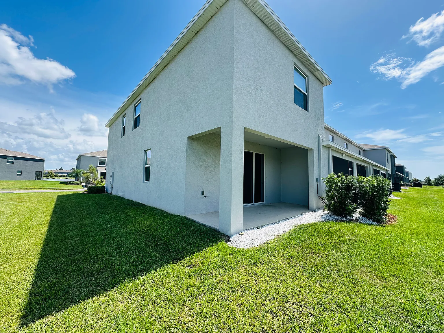 3 bed, 2.5 bath, 1758 sqft, $2,400 — Photo 2